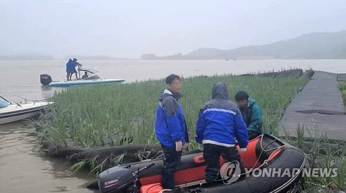 지난 6일 강원 춘천시 의암댐 상류 지점에서 북한강에서 급류에 떠내려가는 수초섬을 고정 작업하던 민간 고무보트와 춘천시청 행정선(환경감시선)의 모습이 담긴 영상이 공개됐다. <이상민·김보건 춘천시의원 제공 영상 캡처. 연합뉴스>